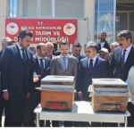 akfen-yenilenebilir-enerjiden-dunya-ari-gunu-kapsaminda-askalede-ureticilere-yuzde-70-hibeli-arili-kovan-destegi.jpg