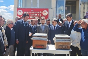 akfen-yenilenebilir-enerjiden-dunya-ari-gunu-kapsaminda-askalede-ureticilere-yuzde-70-hibeli-arili-kovan-destegi.jpg