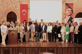 ana-baba-okulu-programini-tamamlayanlar-sertifikalarini-aldi.jpg
