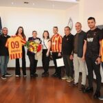 aydin-galatasaray-taraftarlar-dernegi-baskani-fevzi-eryalcin-aydin-buyuksehir-belediye-baskani-ozlem-cerciogluna-nezaket-h1mU9d9s.jpg