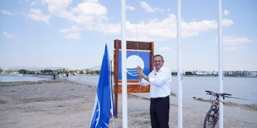 ayvalik-belediyesi-plajlarinda-mavi-bayraklar-gondere-cekildi.jpg