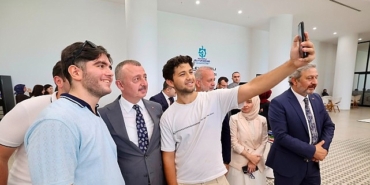 bakan-ciftciden-alev-alatli-kutuphanesine-tam-not-yeter-ki-siz-okuyun-calisin.jpg