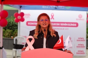 Bakırköy’de Pembe Şemsiyelerle Meme Kanseri Farkındalık Yürüyüşü