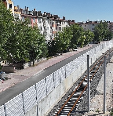 baskan-altay-banliyo-hattinda-tren-kaynakli-gurultuye-karsi-ses-bariyeri-yaptiklarini-acikladi.jpg