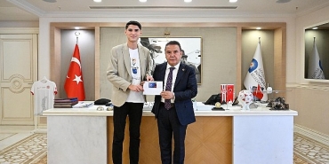 baskan-boceke-genc-karti-anlatti.jpg