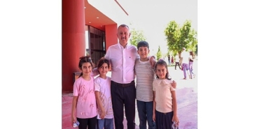 baskan-buyukakin-karne-alan-ogrencilerin-mutlulugunu-paylasti.jpg