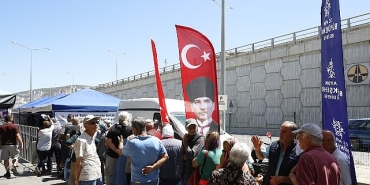 baskan-cercioglu-kusadasinda-yasayan-vatandaslari-ata-tohumlarindan-uretilen-fideler-ile-bulusturdu.jpg