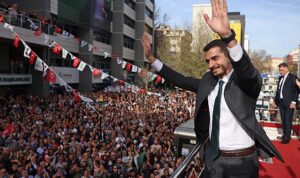 baskan-huseyin-can-guner-secim-zaferini-cankayalilarla-kutladi-gpml1Flb.jpg
