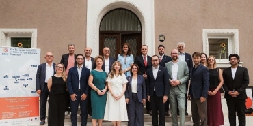 baskan-koymen-avrupanin-kent-gelecegi-liderler-forumuna-katildi.jpg