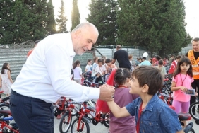 baskan-sandikcidan-davet-tum-cocuklar-hediyelerine-kavusuyor.jpg