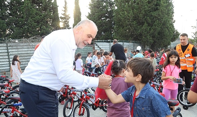 baskan-sandikcidan-davet-tum-cocuklar-hediyelerine-kavusuyor.jpg