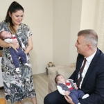 baskan-sezerden-ikiz-bebeklere-hos-geldin-surprizi.jpg