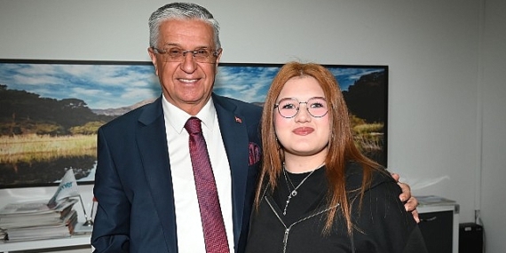 baskan-topalogluna-anlamli-hediye.jpg