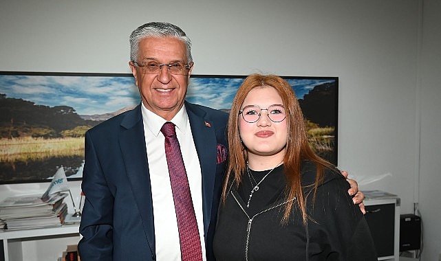 baskan-topalogluna-anlamli-hediye.jpg