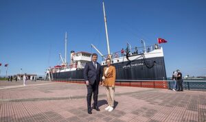 baskan-tugay-samsunda-bandirma-vapurunu-ziyaret-etti-GKzrWa1x.jpg
