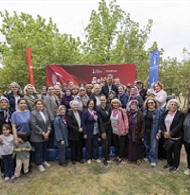 baskan-tugay-sehit-anneleriyle-bir-araya-geldi.jpg