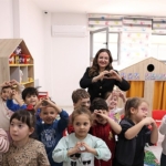baskan-vekili-ozdemir-cocuklarla-kreste-bulustu.jpg
