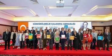 baskan-zeyrek-zirvede-ortaya-cikan-fikirler-manisanin-gelecegi-icin-bir-eylem-rehberine-donusecek.jpg