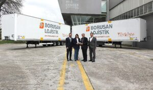 borusan-lojistik-20-tirsan-askili-tekstil-tasiyici-treyler-ile-filosunu-dahada-guclendiriyor-JWJc6vgS.jpg