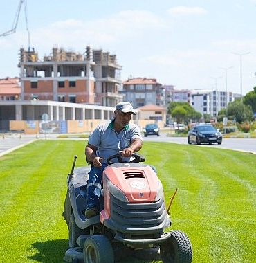 burhaniyede-park-ve-yesil-alanlarda-kapsamli-bakim-calismalari-suruyor.jpg