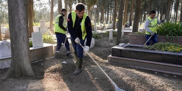 burhaniyede-ramazan-bayrami-oncesi-mezarliklarda-kapsamli-temizlik.jpg