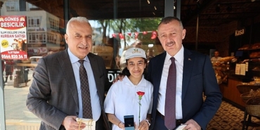 buyukakin-ilk-is-gununde-de-yanlarindaydi-iyi-ki-varsiniz.jpg