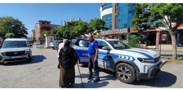 buyuksehir-zabitasi-yasli-cifti-yolda-birakmadi.jpg