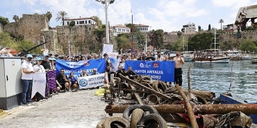 buyuksehirden-yat-limaninda-deniz-dip-temizligi.jpg