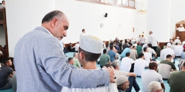 canikte-camiye-gelen-hediyeyi-aliyor-basvuru-suresi-uzatildi.jpg