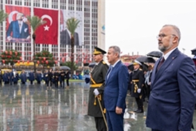 Cumhuriyet Bayramı kutlamaları çelenk sunma töreni ile başladı