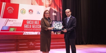 deu-ev-sahipliginde-uluslararasi-aile-sempozyumu-basladi-guclu-aile-guclu-gelecek.jpg