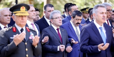deu-rektoru-prof-dr-bayram-yilmaz-15-temmuz-demokrasi-ve-milli-birlik-gunu-programlarina-katildi.jpg