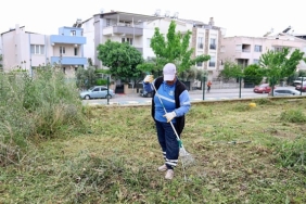didim-belediyesinden-okullarda-ot-bicme-ve-cevre-duzenleme-calismasi.jpg