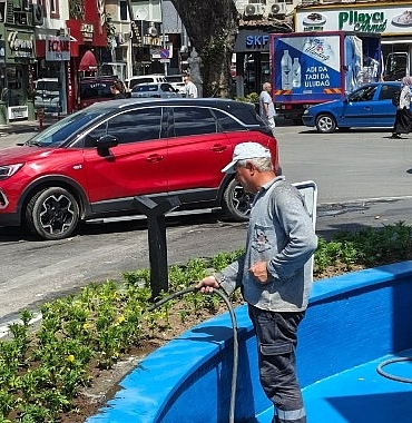 gemlikte-saat-kulesi-ve-havuz-cevresinde-yenileme-calismalari.jpg