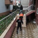 golcuk-belediyesi-atik-toplama-ekibi-piyalepasa-mahallesinde-calisma-yaptiklari-sirada-kendilerine-sevgi-dolu-cumlelerle-6W1NgxPw.jpg