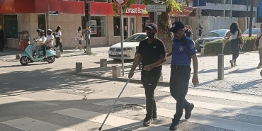 gorme-engelli-vatandasa-zabitadan-destek-eli.jpg