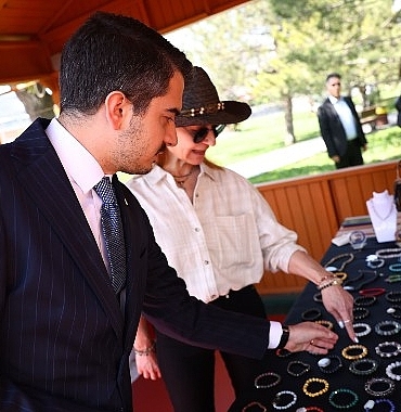 huseyin-can-gunerden-kadin-emegine-destek-ziyareti.jpg