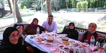 ilk-teleferik-heyecanini-alo-evlatla-yasadilar.jpg