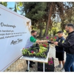 inegol-belediyesi-bayram-oncesi-mezarliklarda-cicek-dagitti.jpg