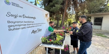 inegol-belediyesi-bayram-oncesi-mezarliklarda-cicek-dagitti.jpg