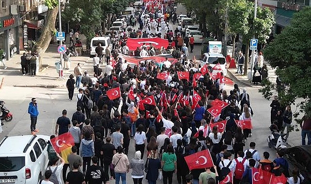 İnegöllü Gençler 19 Mayıs Coşkusunu Sokaklara Taşıdı