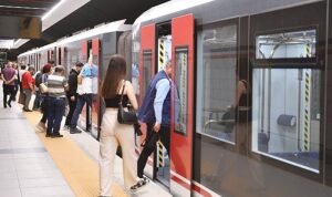 izmir-metrosu-24-yasinda-1-milyar-400-milyon-yolcu-tasindi-t5k4KbFM.jpg