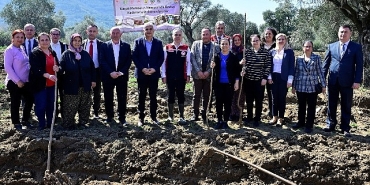 izmirde-kadin-ciftcilere-destek-dut-fidanlari-toprakla-bulustu.jpg