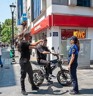 karsiyaka-carsisinda-arac-denetimleri-suruyor.jpg