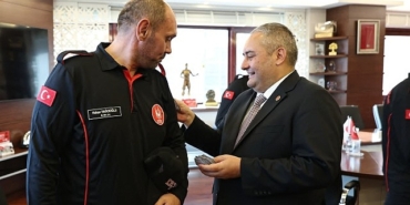 kec-tim-arama-ve-kurtarma-ekibine-akreditasyon-peclerini-baskan-ozarslan-takdim-etti.jpg