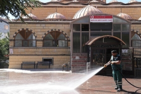 keciorende-camiler-ozenle-kose-bucak-temizleniyor.jpg