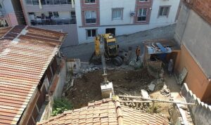 kemalpasa-belediyesi-kent-dokusunu-bozan-ve-yikilma-riski-tasiyan-metruk-yapilarin-yikim-calismalarina-araliksiz-a8EwgG8y.jpg