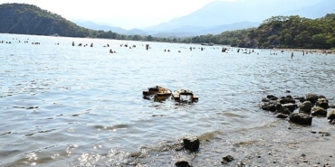 Kemer’de 575 metrelik deniz bariyeri takıldı