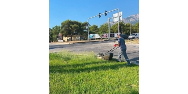 kemerde-parklarda-cim-bicme-calismalari.jpg