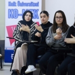 kiz-isteyebilmek-icin-isaret-dili-ogrendiler.jpg